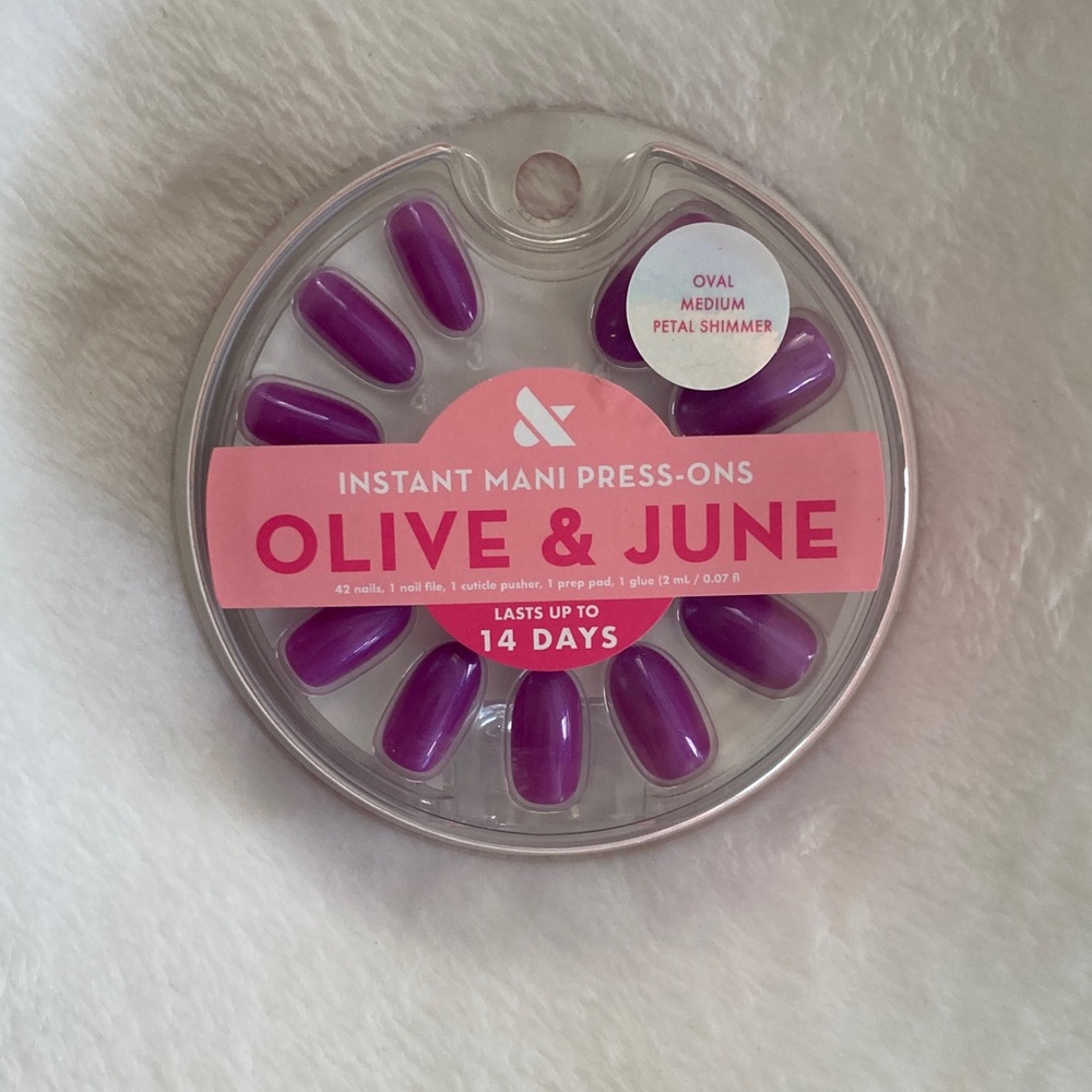 NWT Olive & June Instant Mani Press-On Nails Petal Shimmer